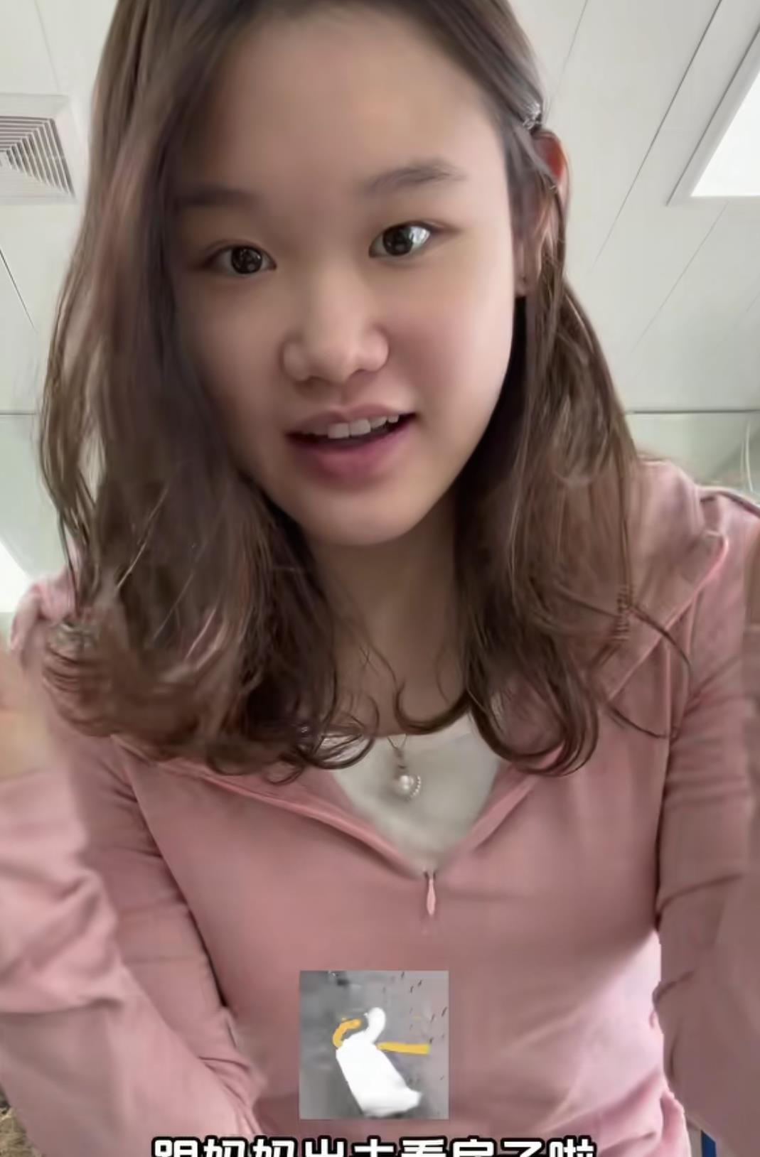 张家齐在节目里说妈妈“不合格”，这话听着挺扎心。
去年还被妈妈宠着买奢侈品，今年