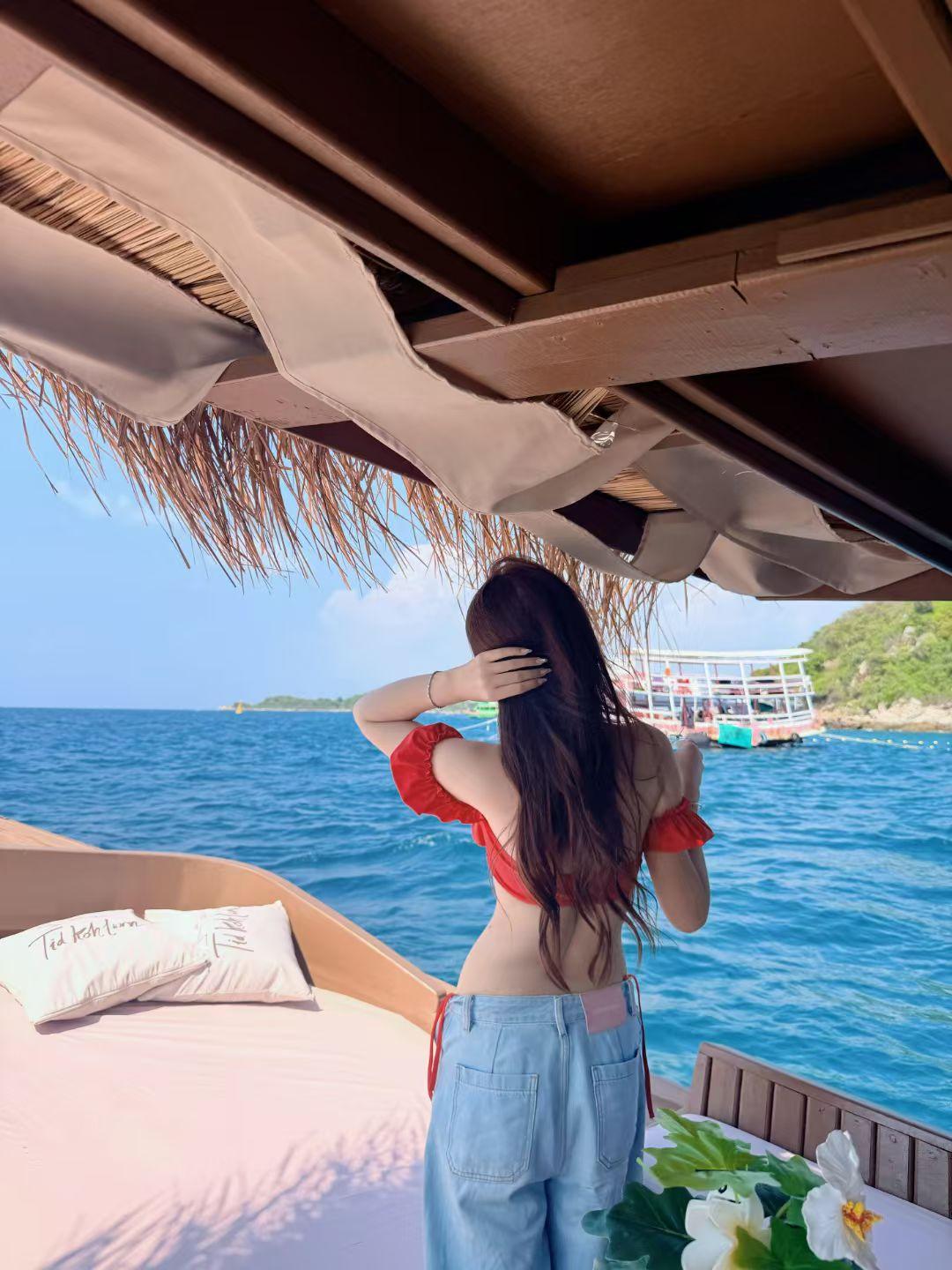 你走在芭提雅大街小巷上，可以看到很多老外身边带一个比较漂亮的水晶晶，黑黑的皮肤小