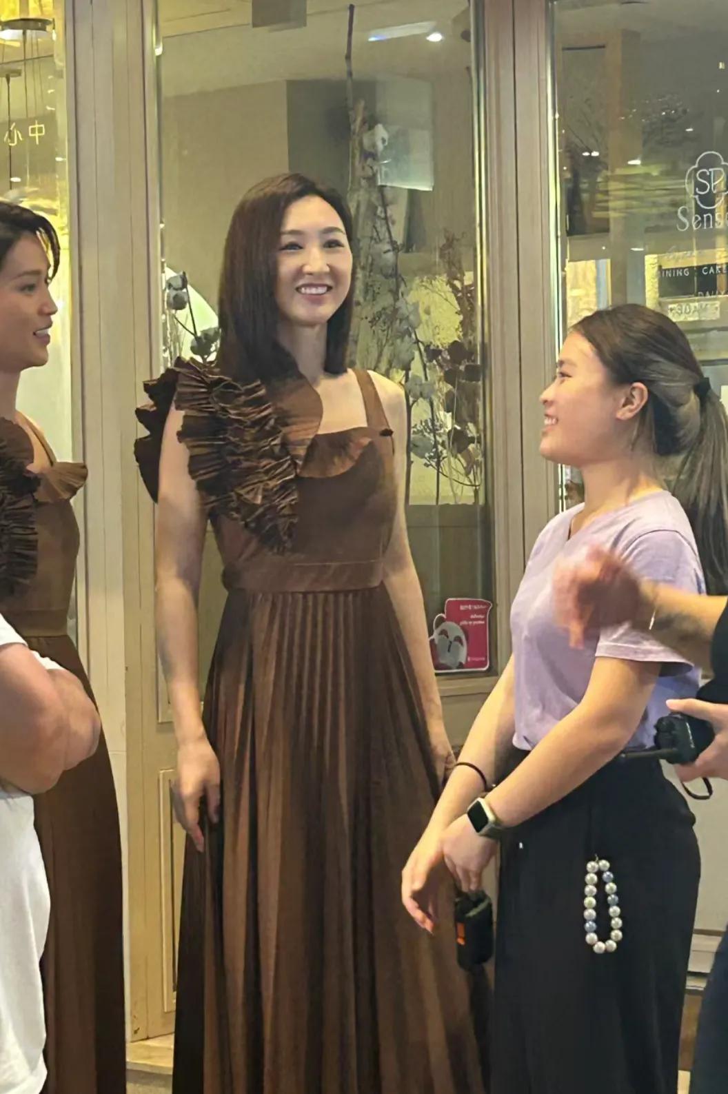 香港偶遇高海宁
谁说高海宁长得胖啊！本人挺瘦的啊！
就是感觉怎么跟季凌尘搭多了牙