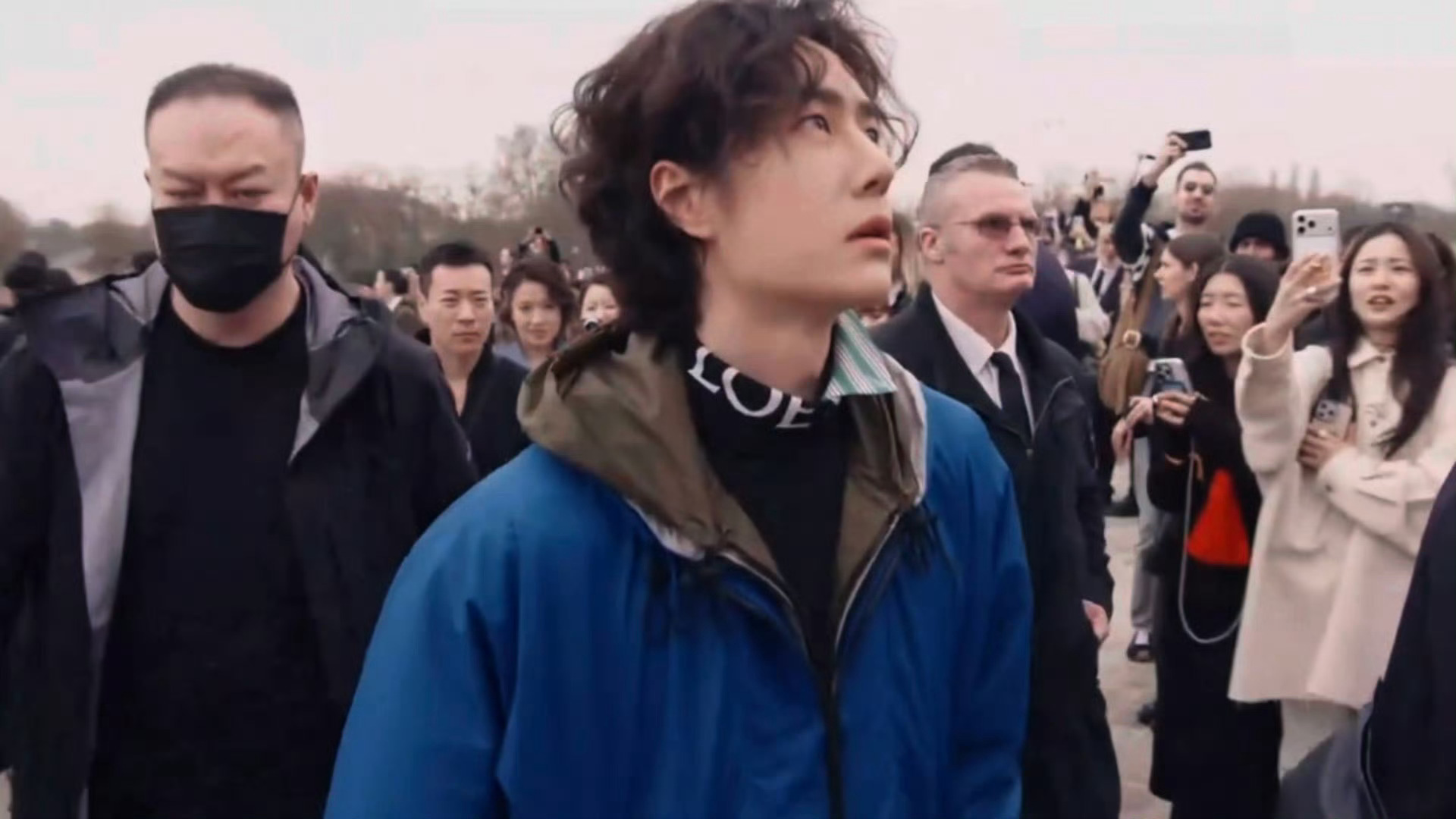 王一博亮相罗意威大秀，生图依旧这么能打，状态超级好，气质也好强，炸街的存在。 