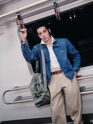 于适素颜时装周出发图 于适素颜亮相巴黎时装周出发图，这状态稳得让人安心！没有浓妆