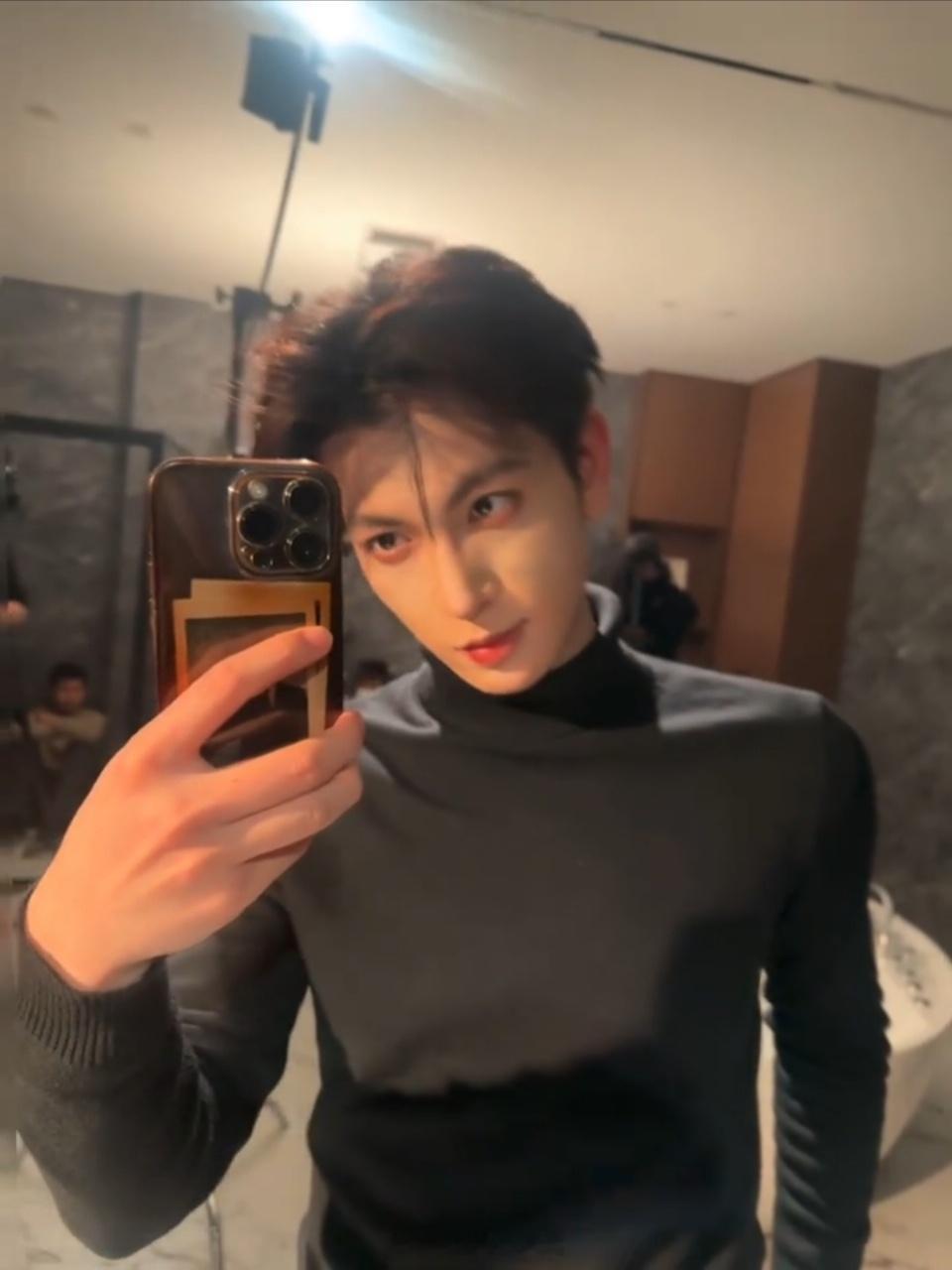 刷到王嘉懋的帅照我一直笑 