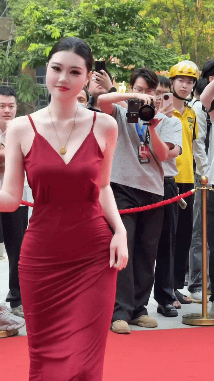 完美的露背装需要匹配完美的身材，连子欣这红毯造型太绝了，简直惊艳全场！