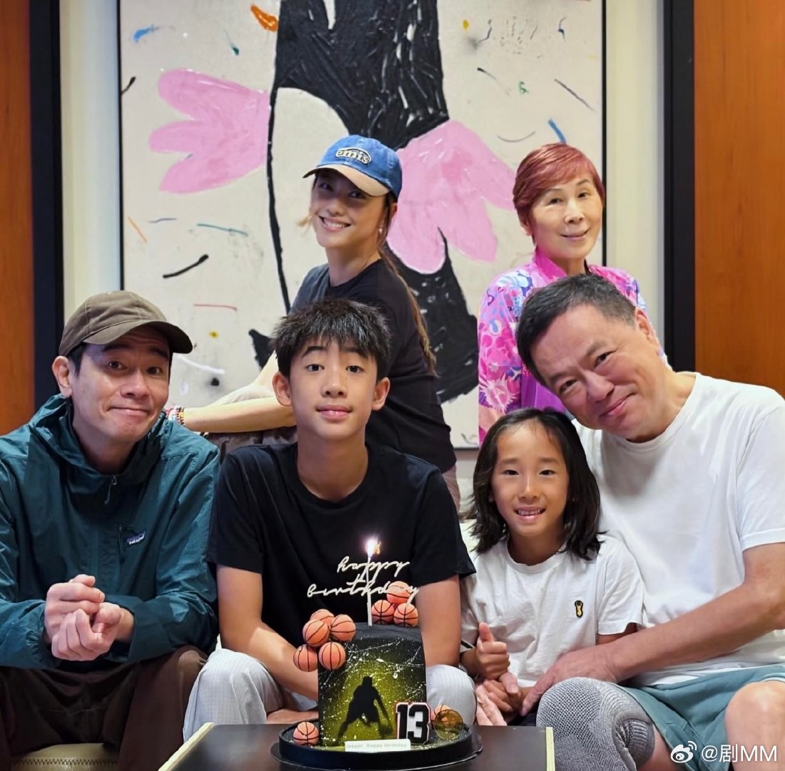 Jasper13岁生日照陈小春应采儿一家为Jasper庆生陈小春应采儿一家为Ja