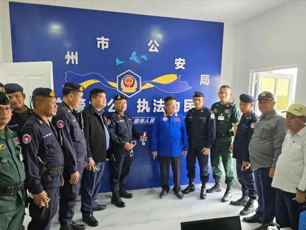 没想到，柬埔寨打击电诈园区，当一群军警冲进去却瞬间就懵了？警服、警徽背景墙、手铐