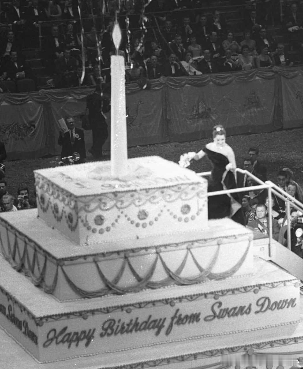 1957年伊丽莎白·泰勒在她的25岁生日会上，和她的超巨型生日蛋糕历史影像 ​​