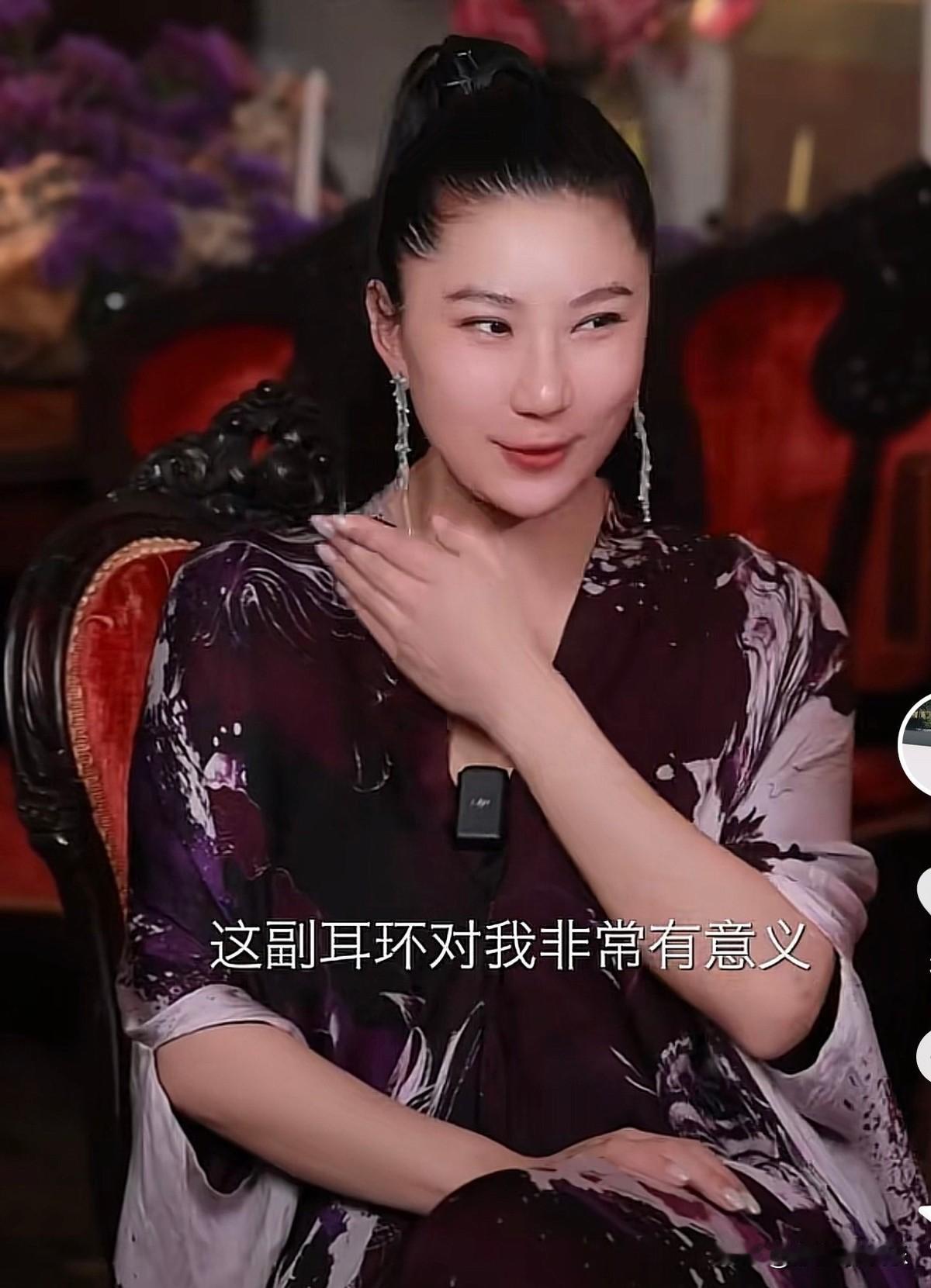Coco戴着前男友谢贤20年前设计的耳环，满脸幸福笑容。
你第一反应是什么？肯定