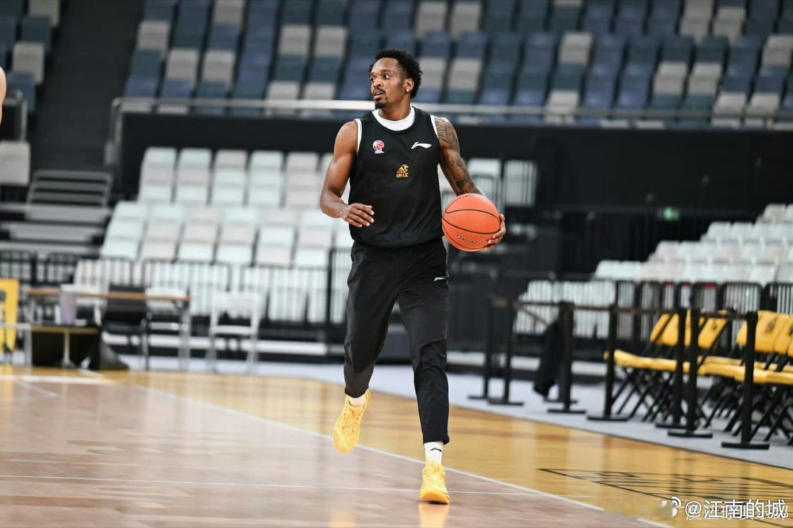 浙江方兴渡主场战胜上海久事，广厦外援布朗状态爆棚，个人狂砍41分3篮板3助攻3抢