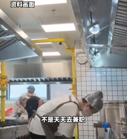 00后女生同时打4份工，月收入一万，一年不到存了10万块，年轻就是猛啊。
女生看