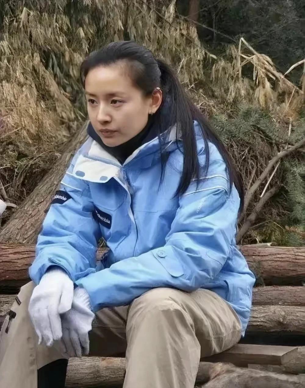 董洁以前的时候看着自然又清纯，怎现在感觉还挺老的。[捂脸]#娱乐# #明星#
