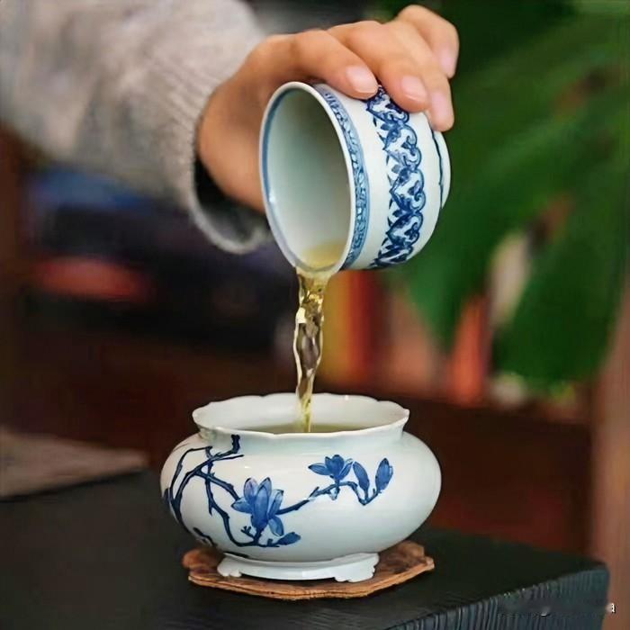 《茶道真韵·文言小品体》
碧盏初倾，沸波翻涌。初芽怯浪，翠色浮沉。世人惊其华艳，