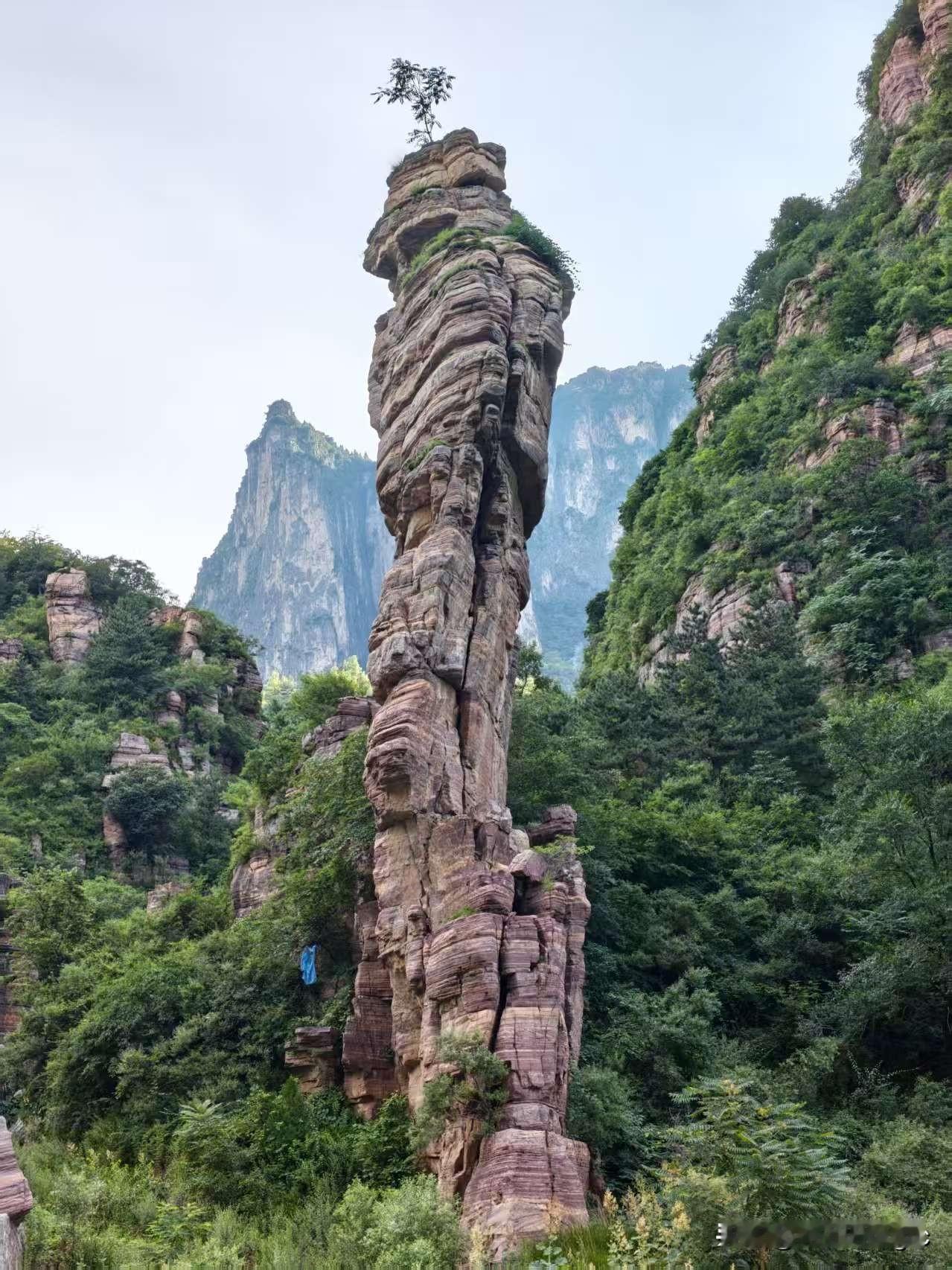 辉县天柱沟大峡谷是一个‌巨大的红色石头迷宫‌和‌清凉的玩水乐园‌。
最震撼的是那