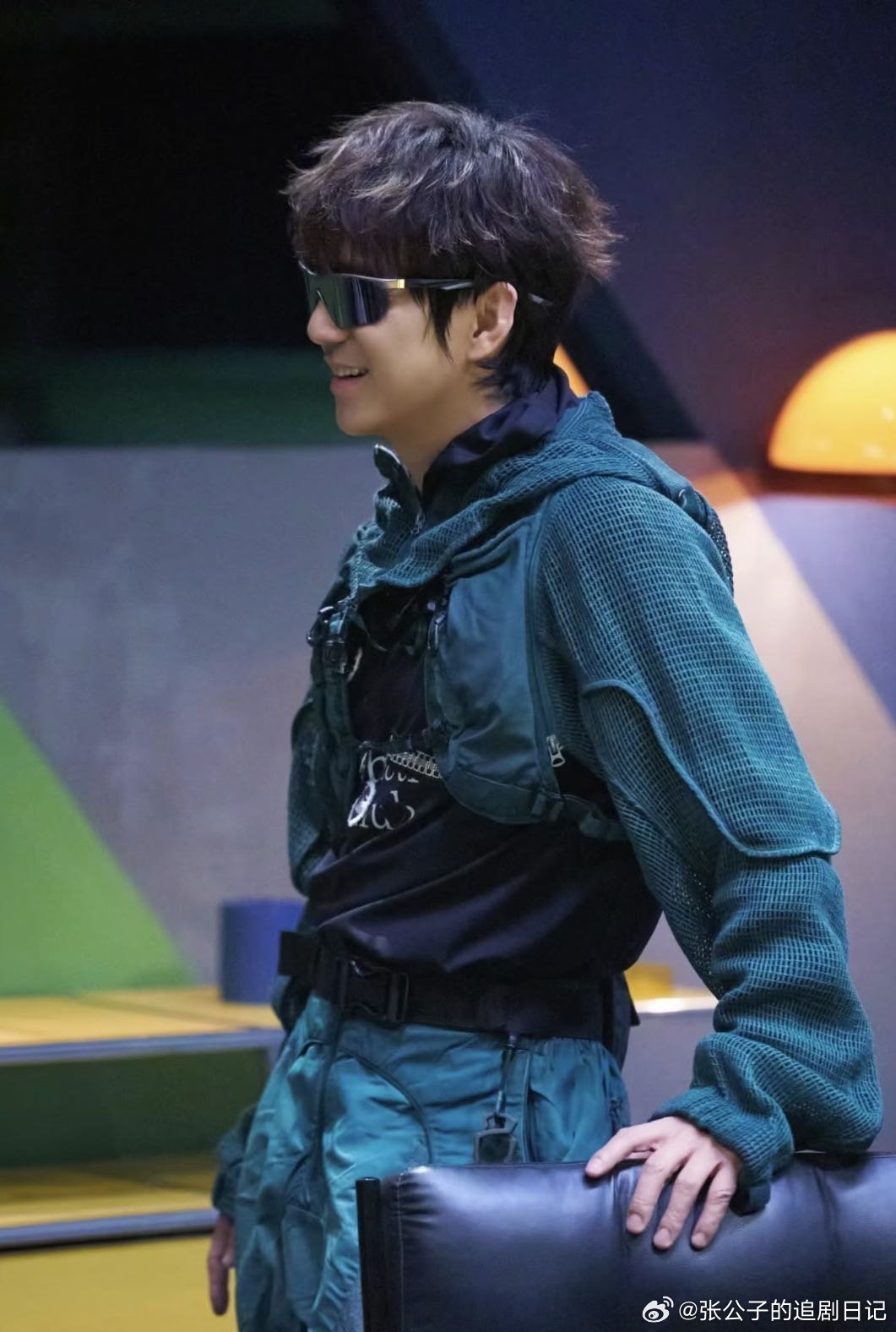 何老师宠崽主理人大侦探张宥浩勇闯屋顶找线索，何炅秒变跟拍摄像加安全陪护，一边探案