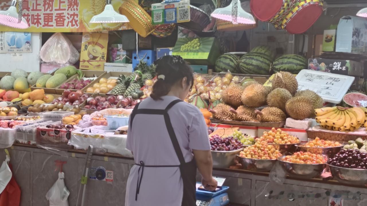 今天上午开完党员会顺路逛了青岛麦岛市场，对比下来这边菜价稍稍偏高，周边也就这一处
