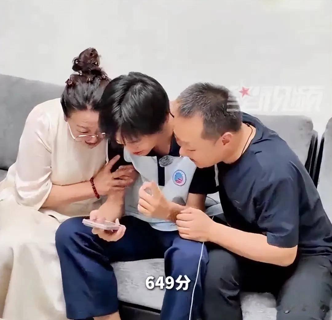 太激动了！内蒙古包头，一男生高考竟然考了649分，远超预期。妈妈狂喜中捧起儿子的