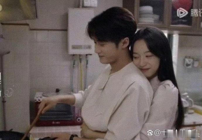 谁家现偶男女主这样抱的 ？ 