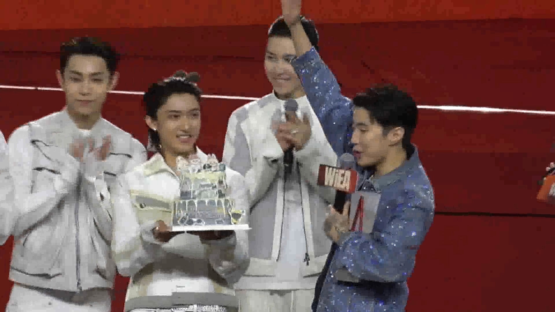 LNGSHOT的弟弟们端着蛋糕悄悄上台，给朴宰范带来了生日惊喜。能感受到朴老板很