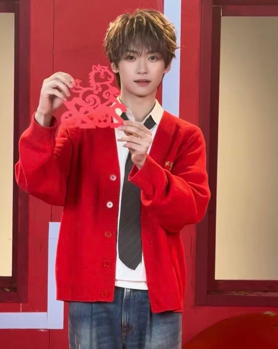 梓渝正月初三贴窗花梓渝贴窗花梓渝贴窗花，帅气，好看 