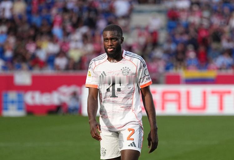 据德天空记者Florian Plettenberg报道，拜仁与于帕的续约进入关键