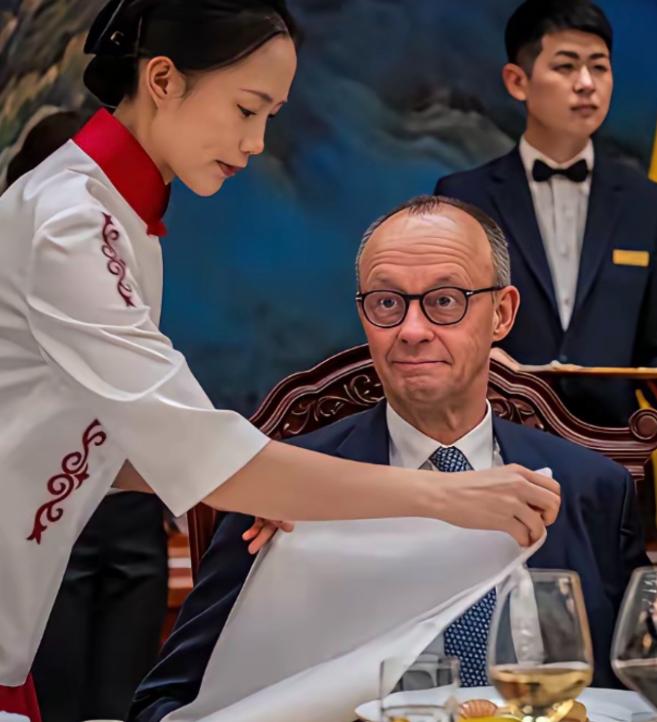 给默茨铺桌布的女生气质真好。
 
民族服装得体美观，中式盘头优雅利落，举止落落大