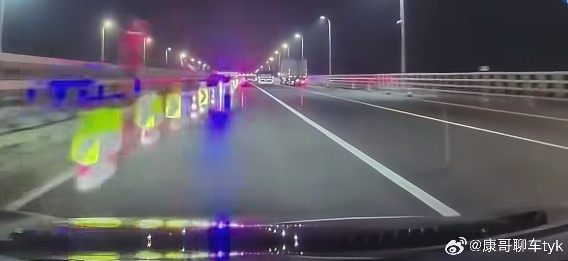 男子犯困开智驾连撞30米长水马看了视频，典型的斜列锥桶场景，这种行车安全场景开辅