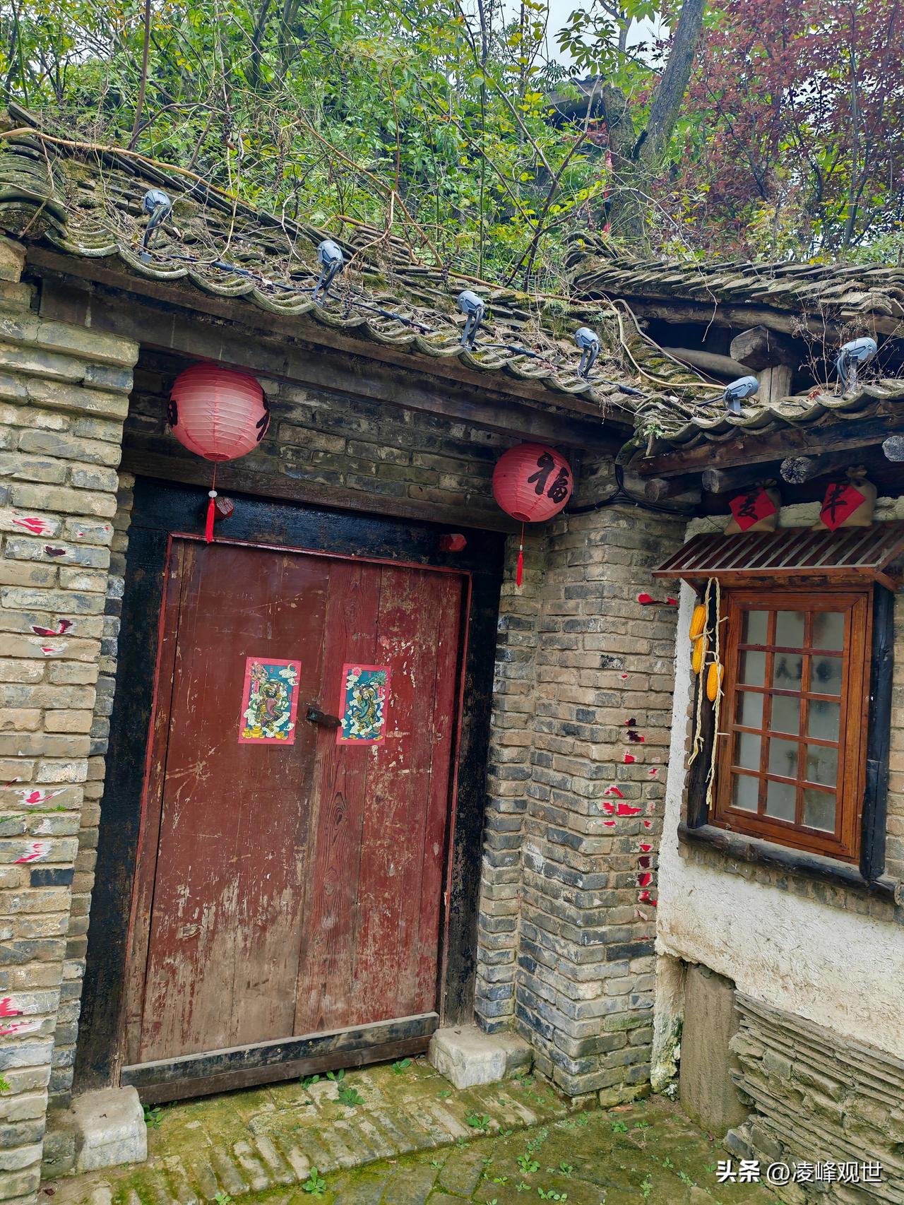 坐落于陕西省西安市周至县的水街，两岸的各种大门复古陈旧、别具一格，融合了江南与北