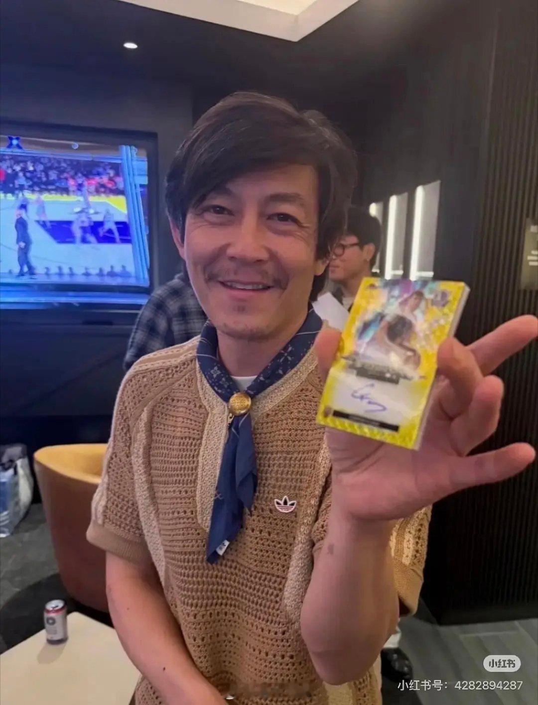 他是不是破产了？明明不缺钱  怎么混成这样 
