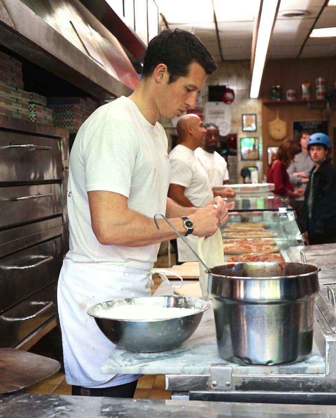 Callum Turner的新电影《只有一晚》讲述一年只有一个晚上可以合法地进行