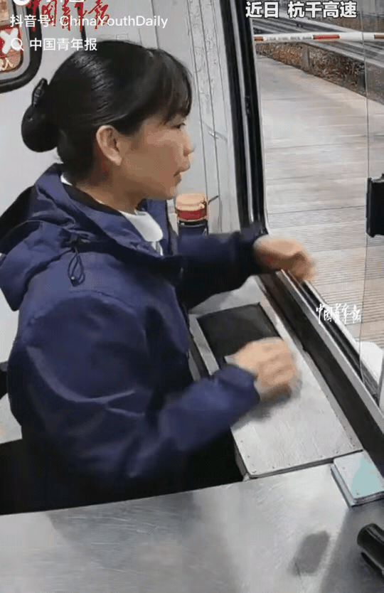 浙江杭干高速收费口，卡车司机交完费正要走，工作人员瞧了眼车厢，让他出示行驶证，接