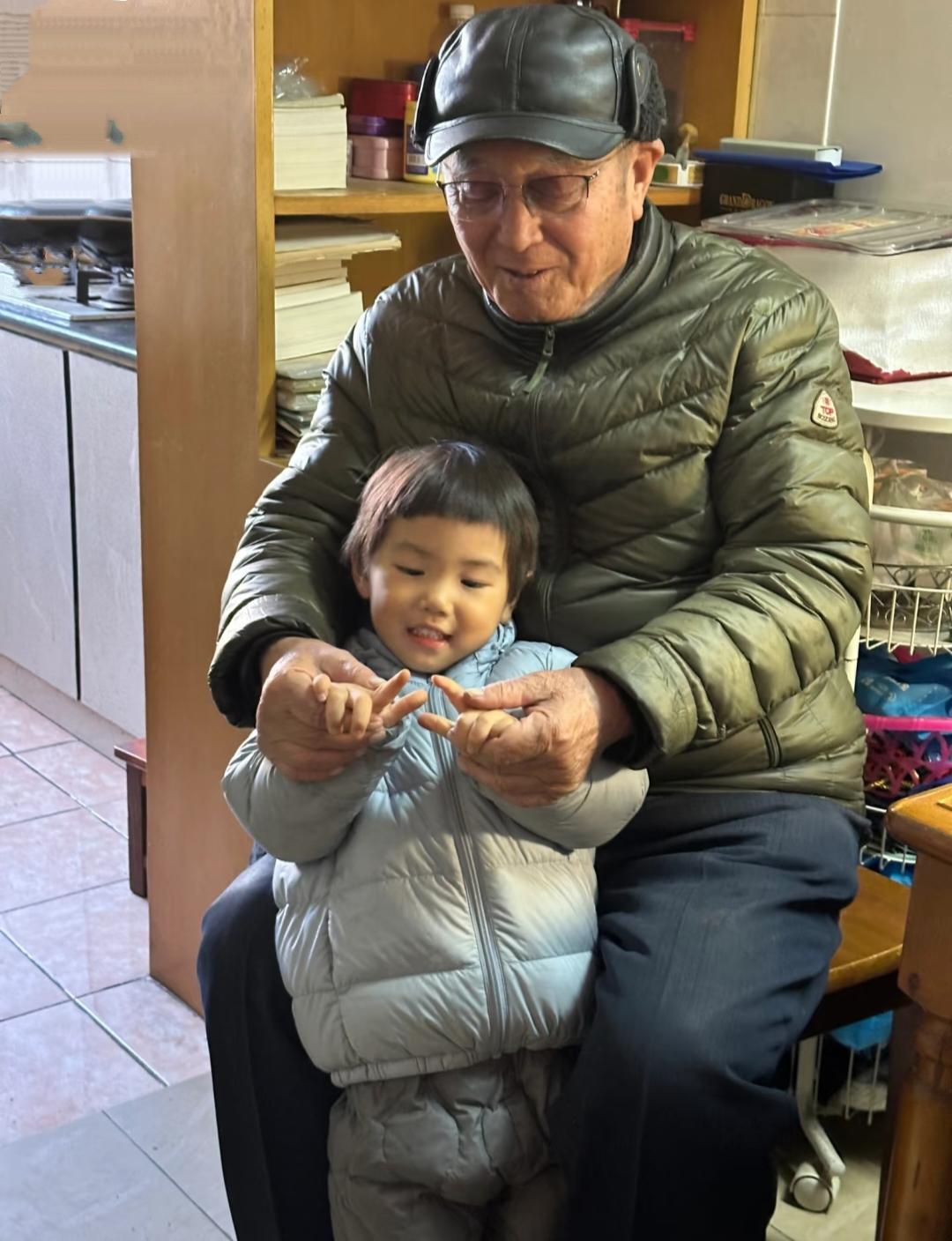 过年回家，公婆给我们一家三口一人一万的大红包，我算是体会到独生子的好处了。
以后