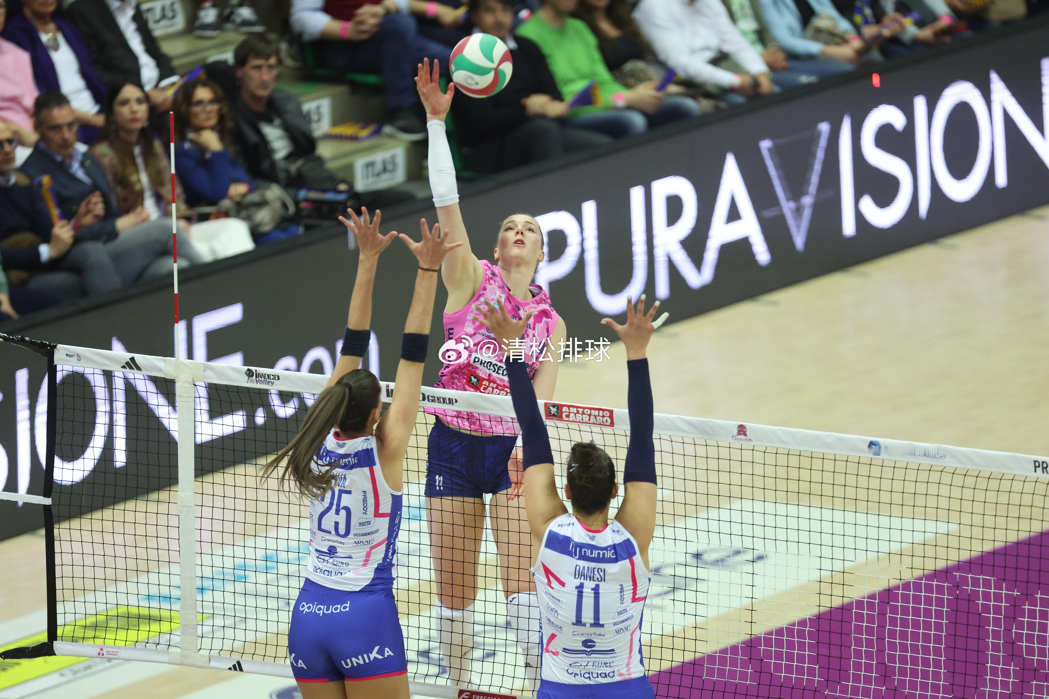 意甲女排决赛第一回合科内利亚诺2-2米兰（25-20 25-27 20-25 2