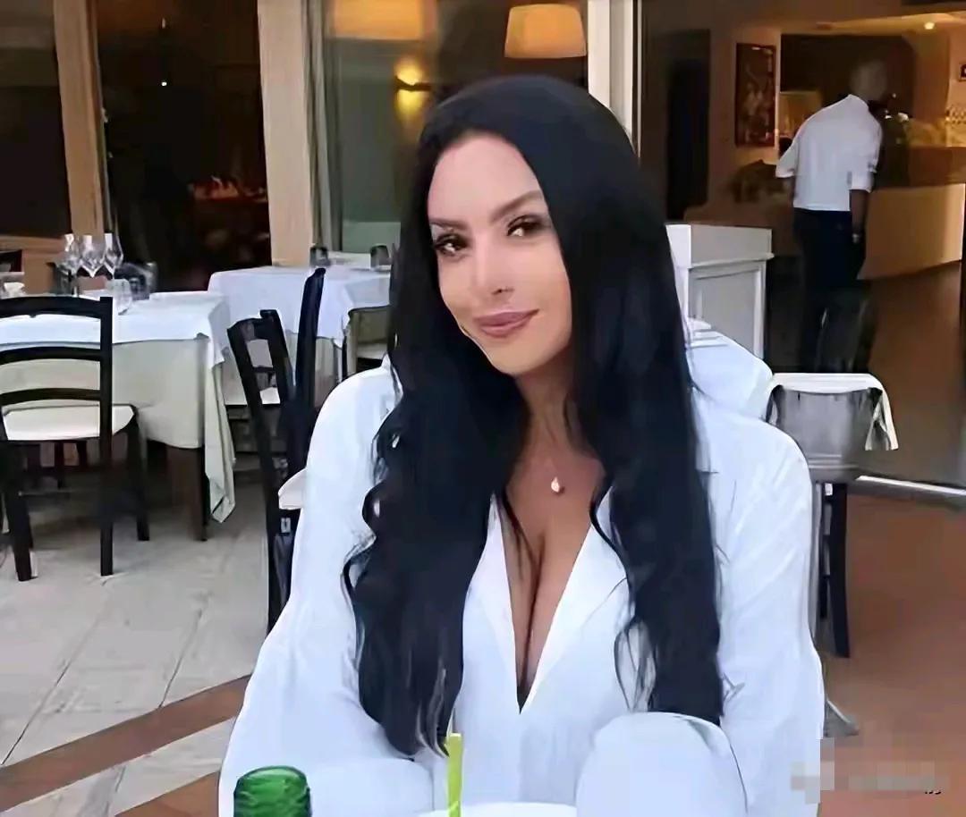 一身白衣的瓦妮莎面似天使，身材魔鬼，她的美符合全球人的审美观。如此顶级尤物人儿，