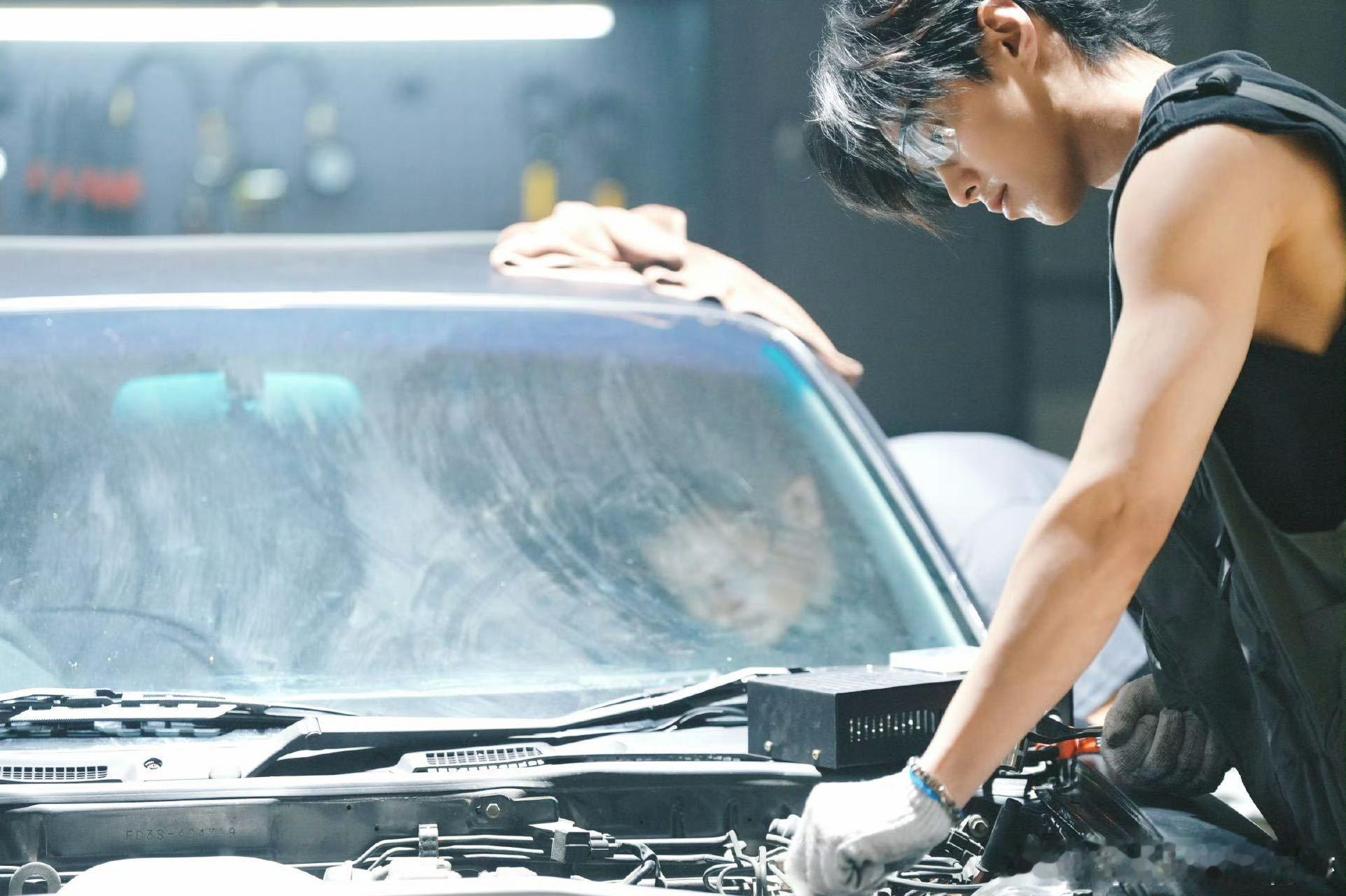 谁来管管何与这个性张力 何与的性张力太绝了！靳朝的凌厉眼神、护妻气场，搭配对姜暮