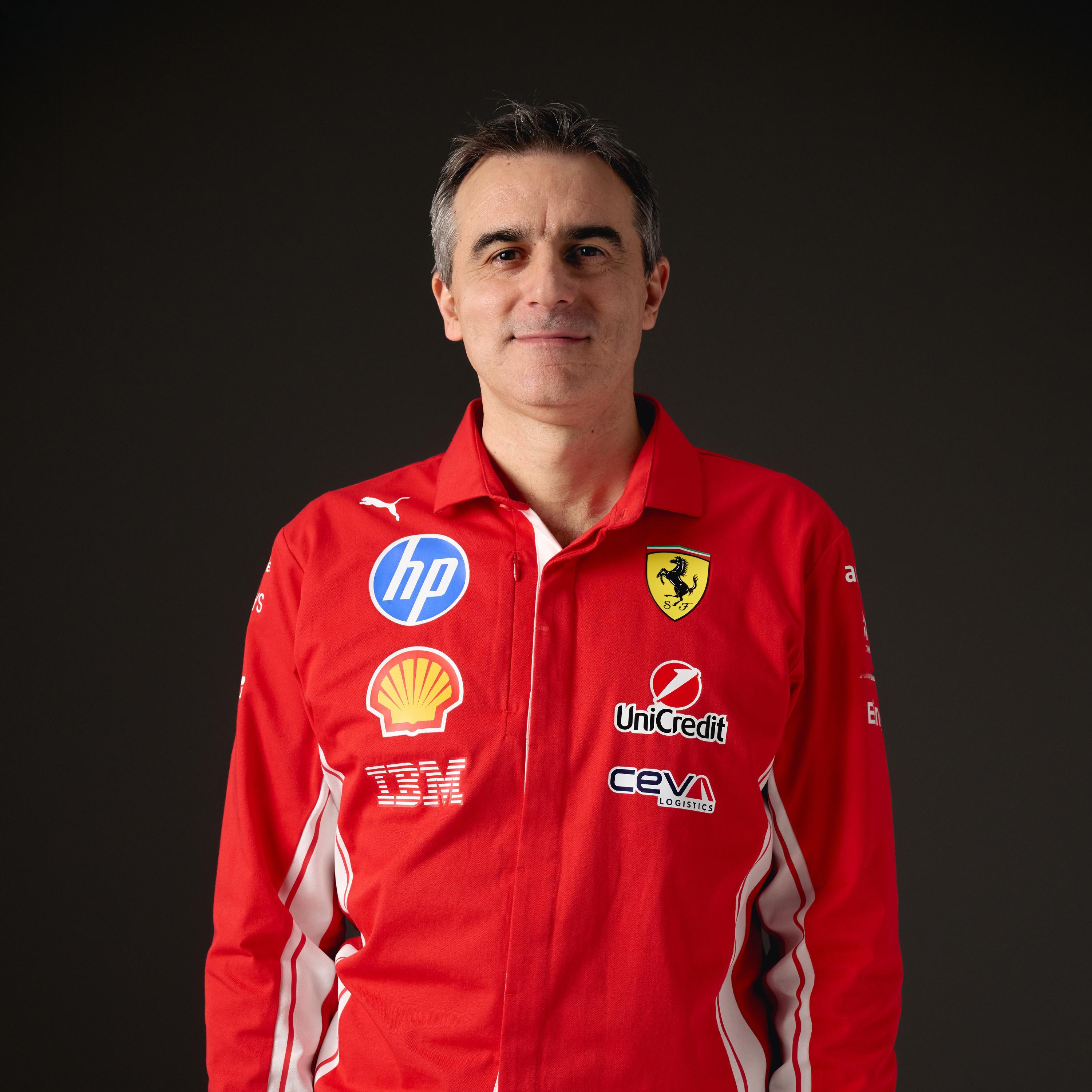 法拉利车队新赛季高管定妆照📸图1：弗雷德里克·瓦塞尔，车队领队图2：杰罗姆·丹