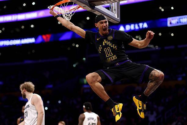 说白了，海斯打得越好，湖人的问题就越严重。海斯本来就是个每场打10几分钟的替补中