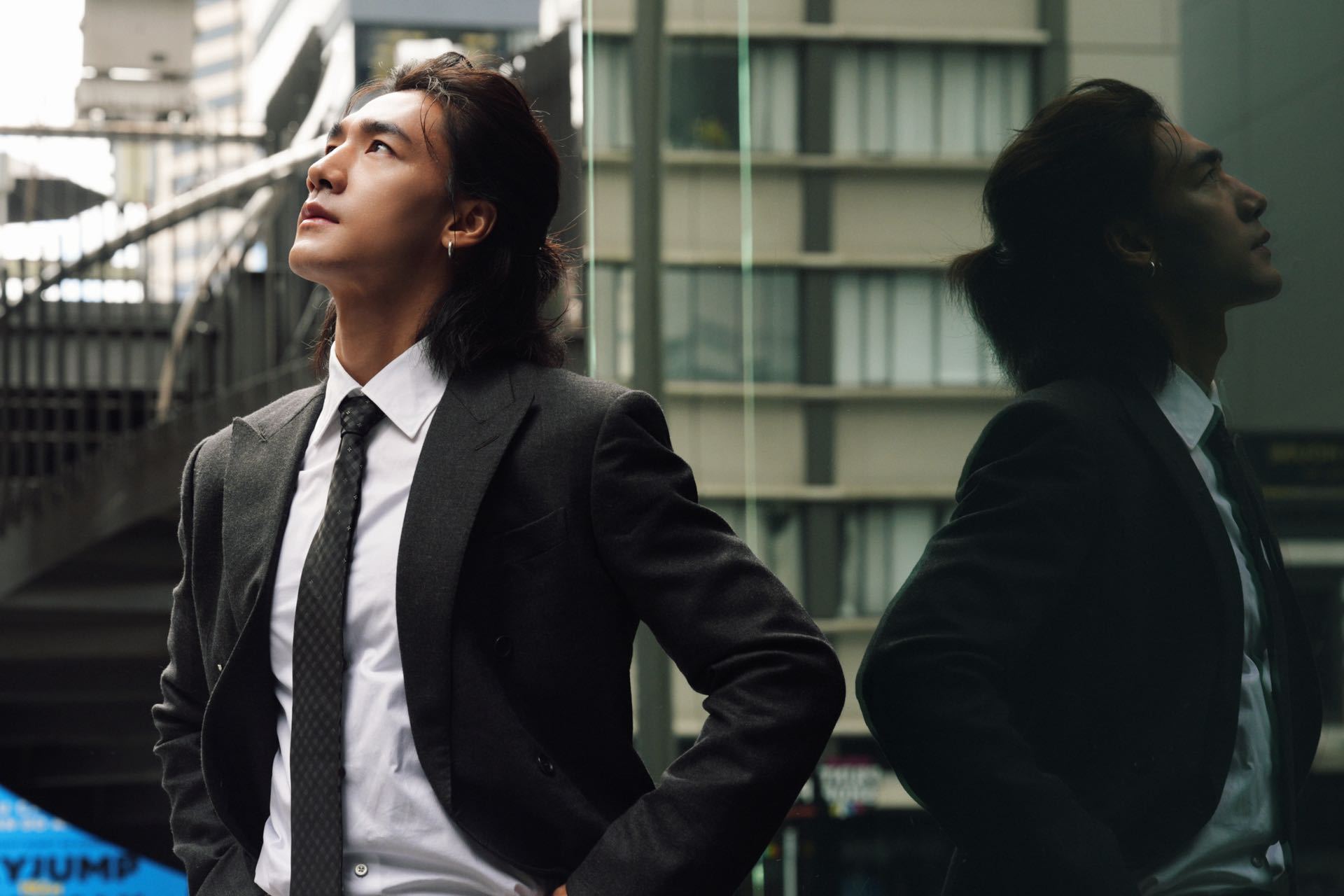 终于懂什么叫“自带匪气”了！此沙穿黑风衣的样子太有感觉，宽肩撑得起版型，西装领中