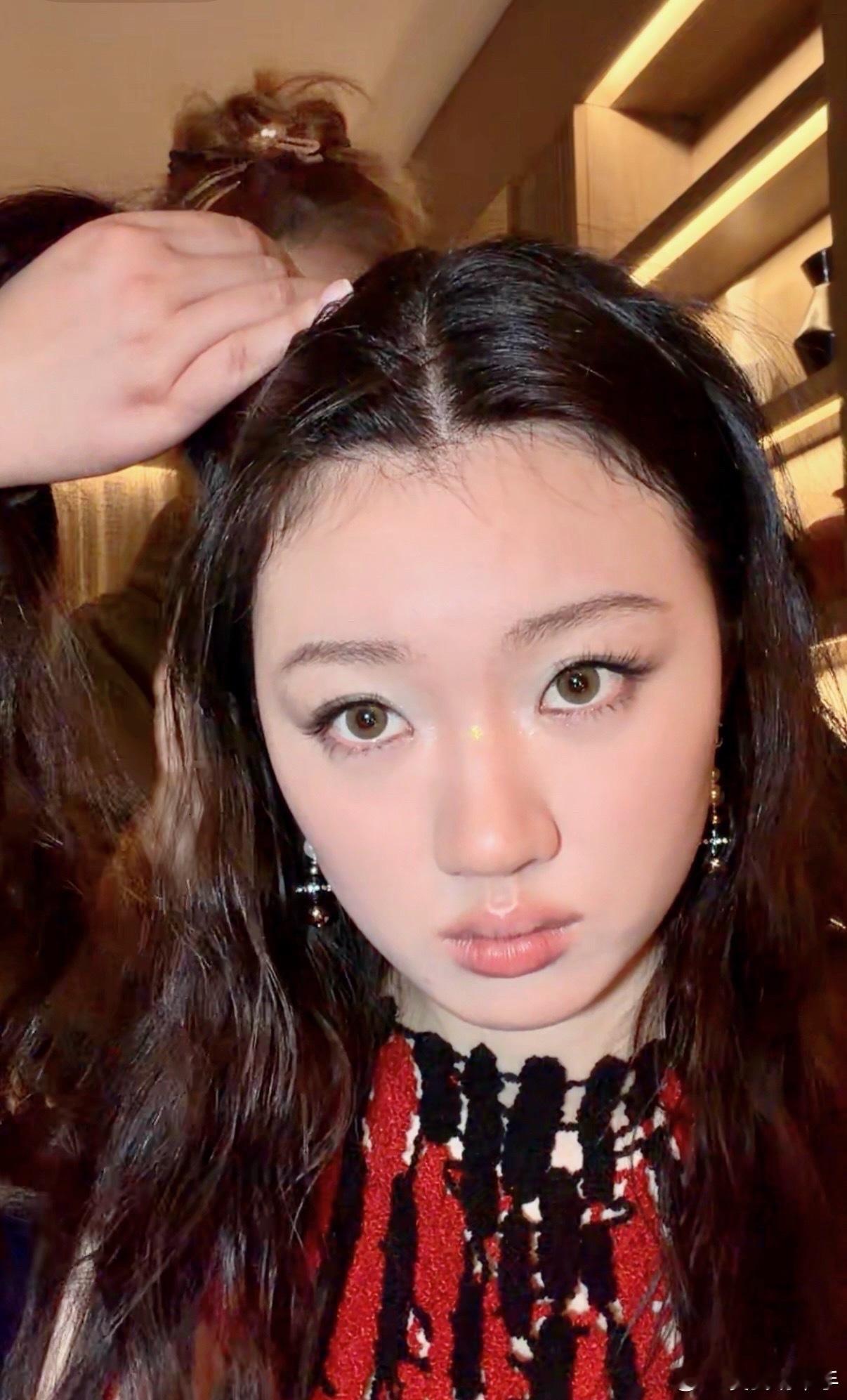 单依纯直播太有梗了 单依纯这是背着我们偷偷去进修了喜剧表演吗？！许久不见一开播就