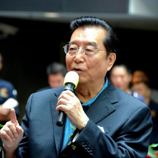 歌唱家，李双江，还有一个美女徒弟，叫雷佳，有一次去日本演出，李双江送给她一本画册
