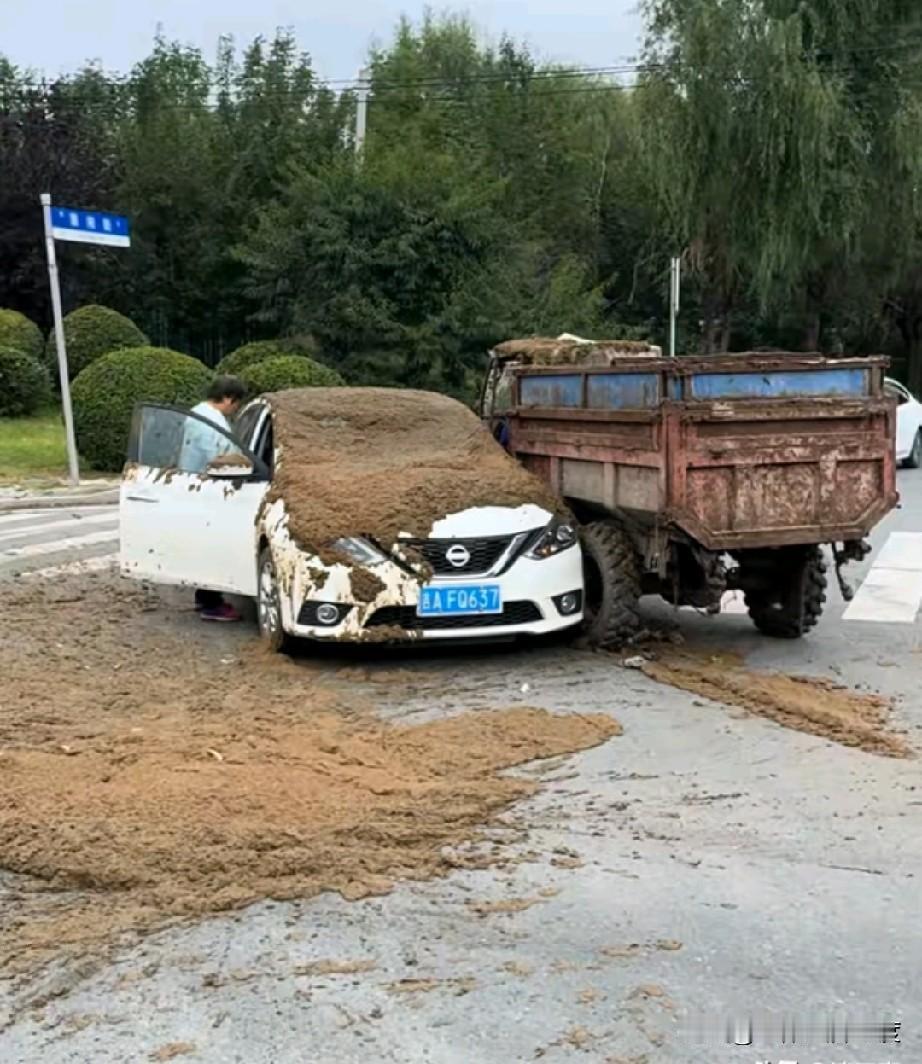 这个小车车主出门前肯定没看黄历，不然不会这么倒霉的，能和拉粪的三轮车碰到一起，大