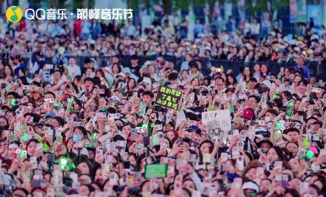 一些照片 尘封的纪念 用眼泪把你复习一遍 