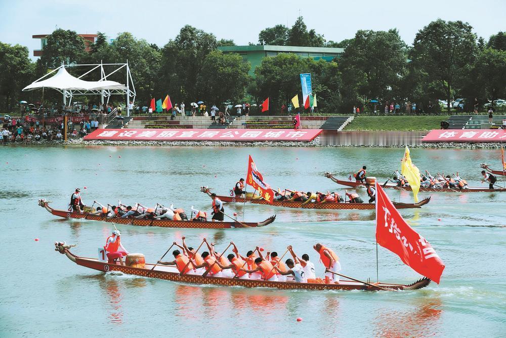 上联：端午烟轻萦峻岭；
下联：龙舟波浪祭忠魂。