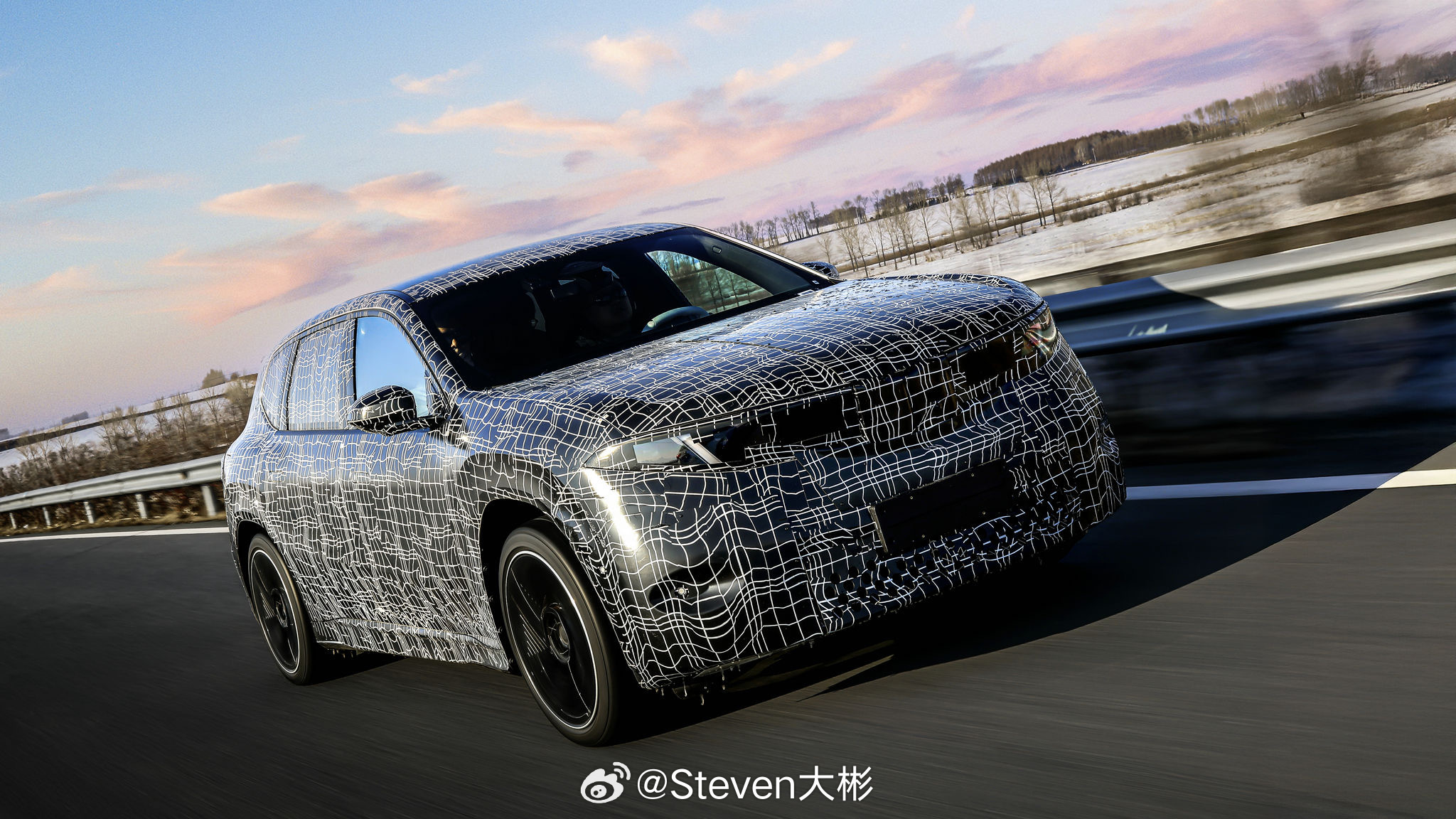 国产版新世代BMW iX3马上来了！从测试车官图就能明显看得出后门拉长，第2排空