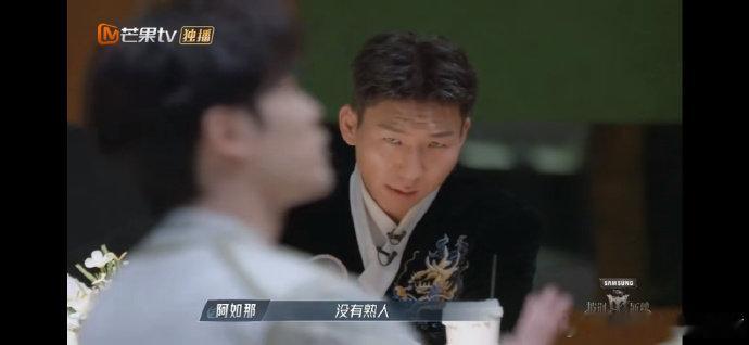 #阿如那梁龙商业尬聊##披荆斩棘# 笑死了，阿如那尴尬得时候也带着一股杀气，我生