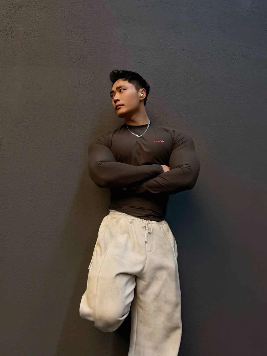 上面紧身 下面得穿的宽松