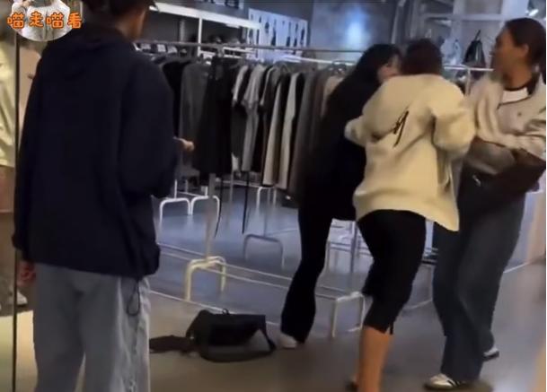 韩国首尔弘大的一家商场发生了一起斗殴事件，起因是一名法国籍女性说韩国人讨厌中国人