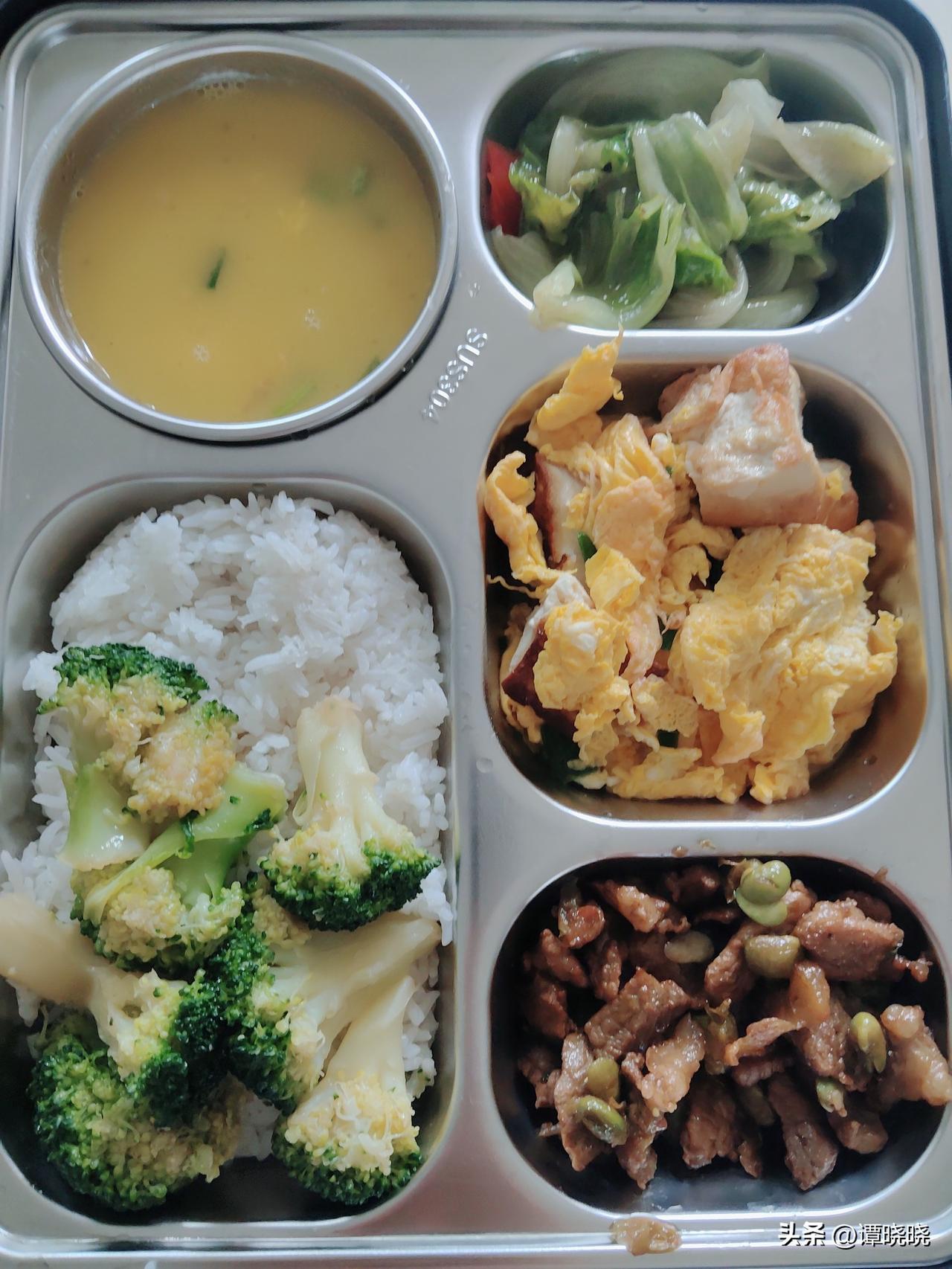 今天就买了鱼和豆腐，鸡蛋豆腐鱼汤，鸡蛋是前两天房东奶奶给我的，给了我20个鸡蛋，