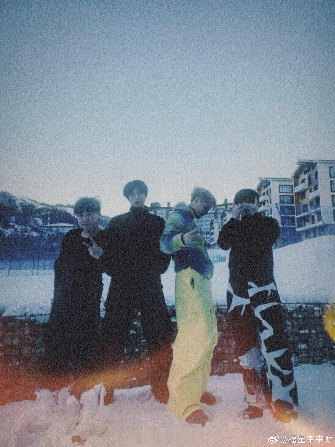 半个娱乐圈都来滑雪团建了 冬天一到，雪场就成了明星的“团建圣地”！看王安宇在雪地