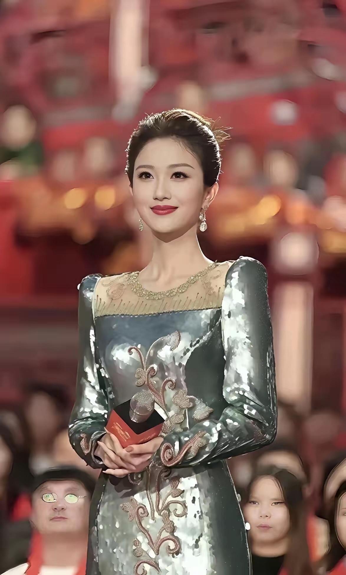 这是标准的主持人美人的脸，39岁了还是少女感满满的，看起来就像二三十的，比曾黎年