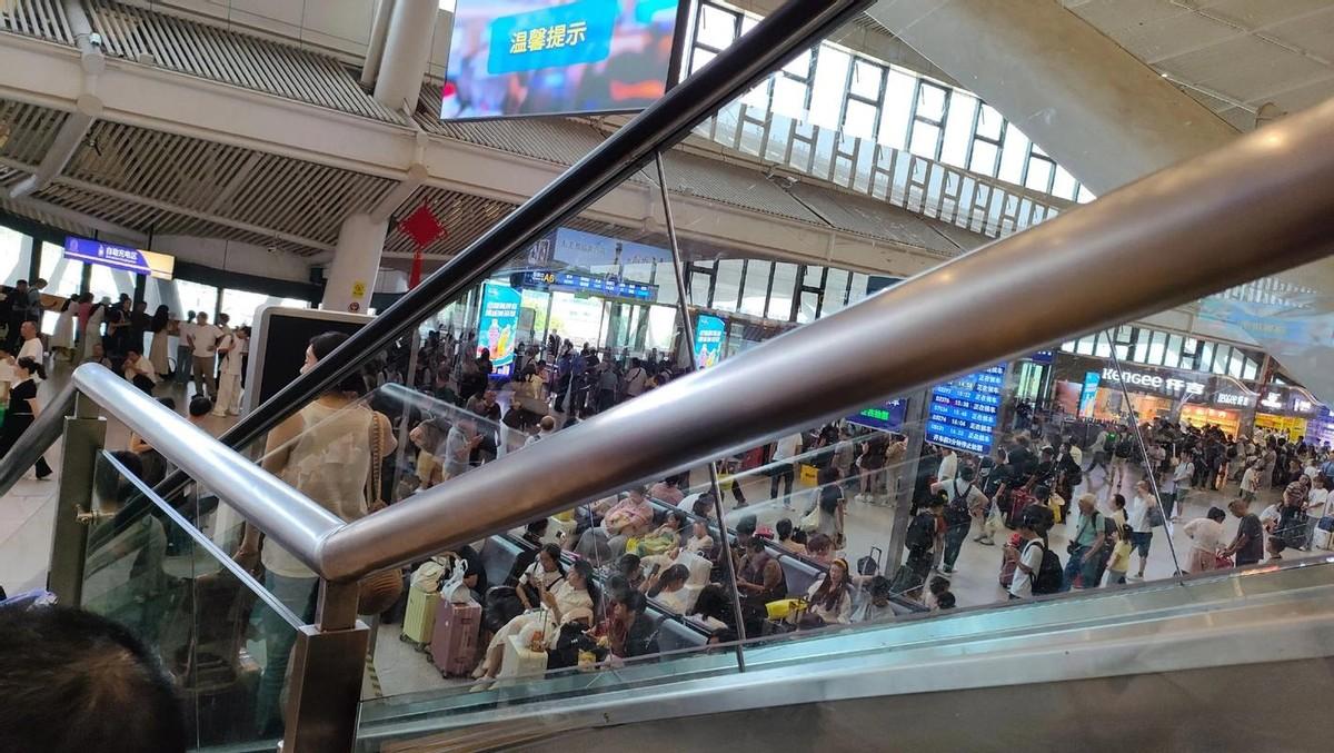 谁能想到，大清早赶高铁，跑赢了早高峰的红绿灯，却败给了一扇没开的玻璃门。最近武汉