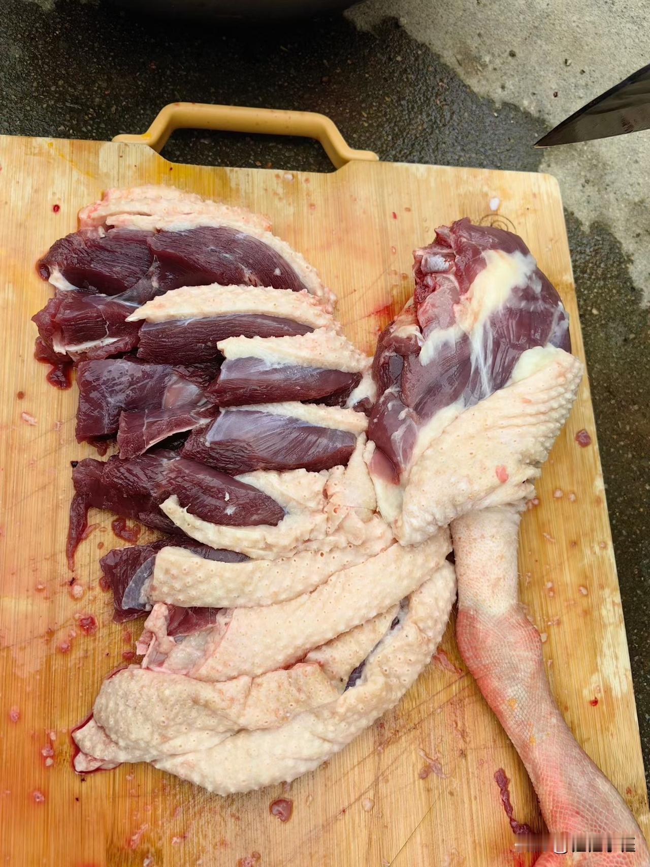 今早赶早去买了只新鲜鸭肉，老板刀工绝了，切得明明白白的。这鸭肉看着就紧实，红扑扑